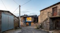 Al igual que la original, la fachada es de piedra, pero se le han añadido elementos de madera y acero. (Foto: <a href="http://plpa.es/es/projects/rehabilitacion-vivienda-castromao/#!prettyPhoto[Gallery]/0/" rel="nofollow noopener" target="_blank" data-ylk="slk:PLP ATELIER;elm:context_link;itc:0;sec:content-canvas" class="link ">PLP ATELIER</a>).