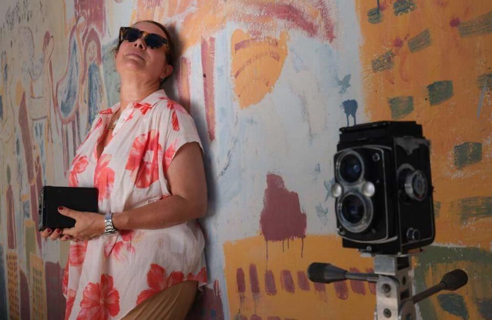 Clara Toro, una artista de Bakehouse Art Complex, es fotografiada cerca de un mural de Purvis Young que está en proceso de restauración en Miami, la Florida, el jueves 14 de julio de 2022. Destinos similares a Bakehouse Art Complex le ofrecen a los turistas y a los lugareños arte y cultura a medida que la imagen de Miami comienza a alejarse de la "ciudad de la fiesta" para convertirse en un destino más lujoso y cultural.