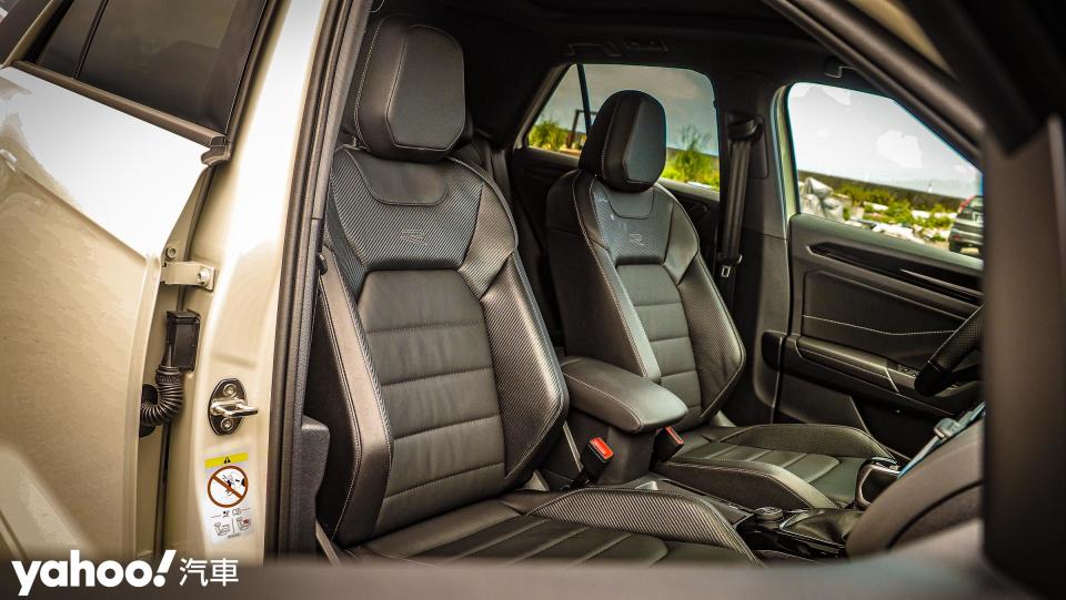 Nappa真皮外加碳纖維紋座椅是此車型內裝的一大重點。
