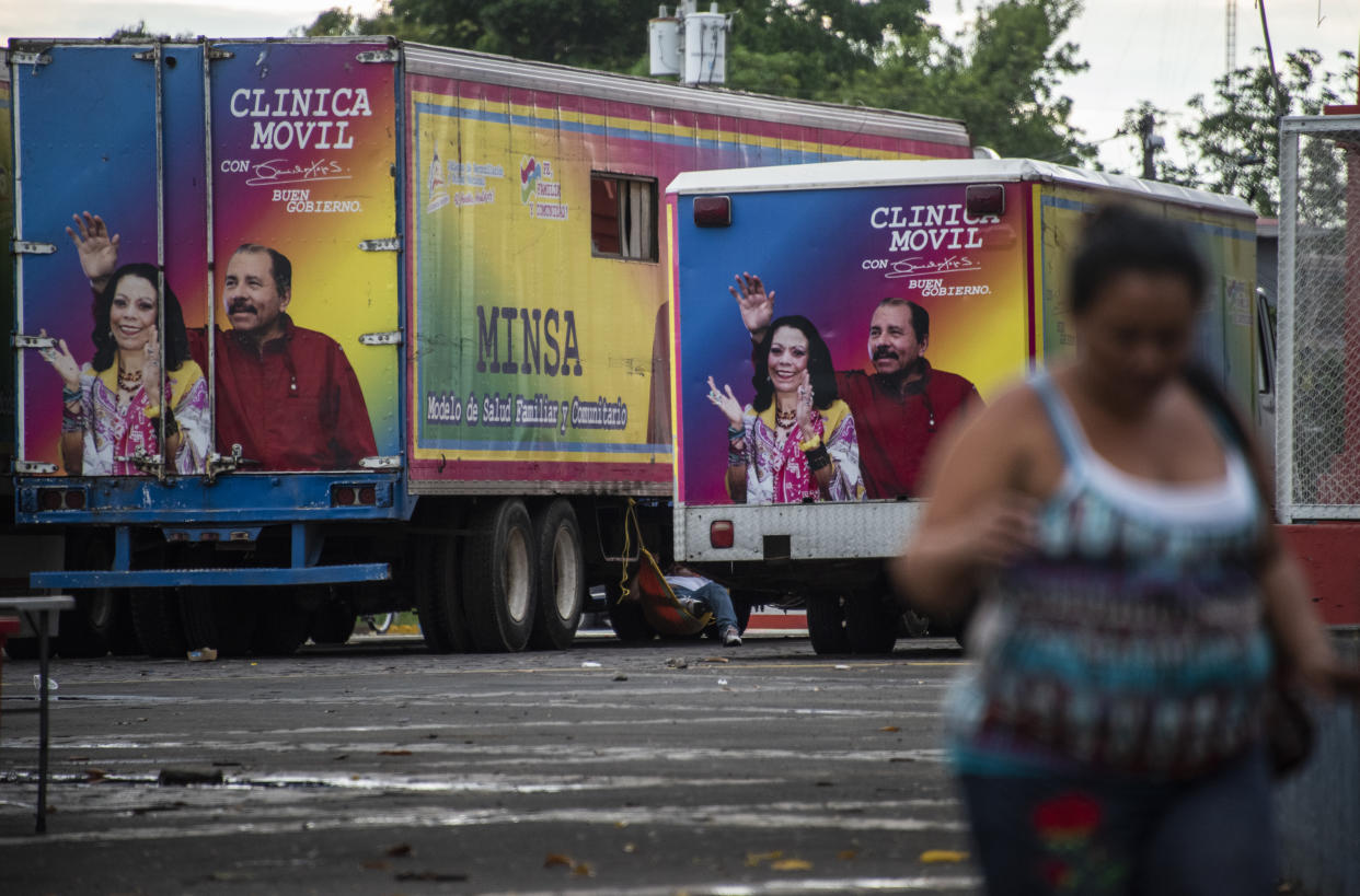 Un grupo de personas sube a un autobús en Managua, capital de Nicaragua, para iniciar su viaje a Estados Unidos. (Inti Ocón/The New York Times)