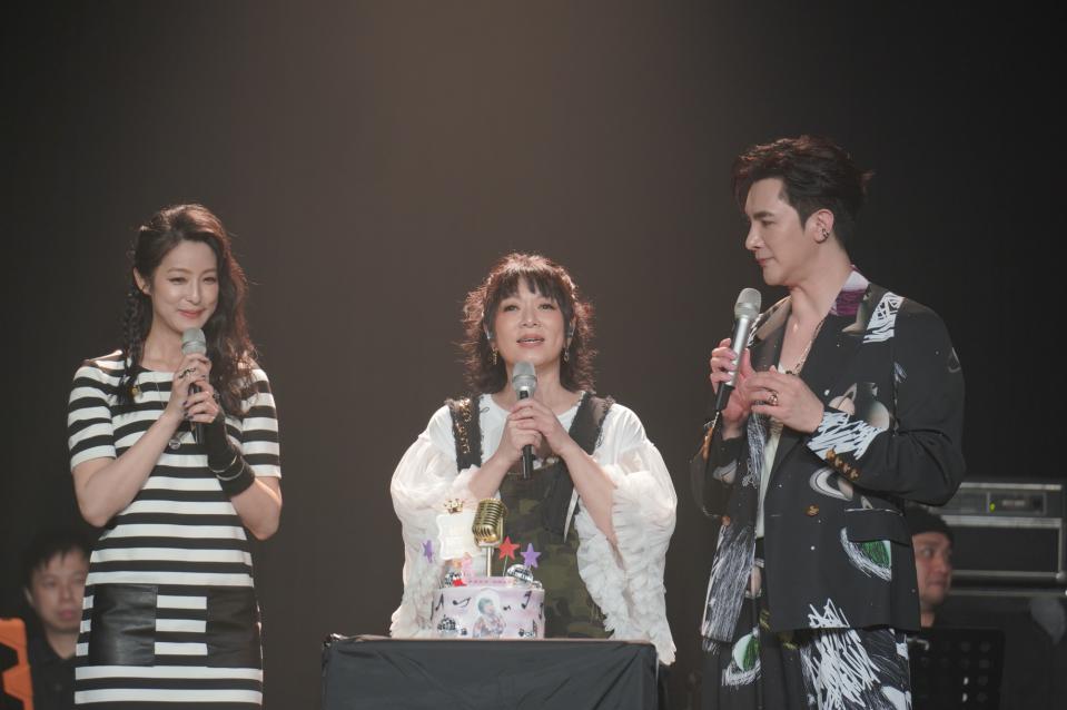 賴雅妍（左1）、謝佳見（右1）擔任趙詠華演唱會嘉賓。（圖／寬宏藝術提供）