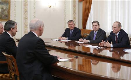 Russian President Vladimir Putin (R) meets with Ben van Beurden (L), chief executive officer of Royal Dutch Shell, at the Novo-Ogaryovo state residence outside Moscow April 18, 2014. REUTERS/Maxim Shipenkov/POOL