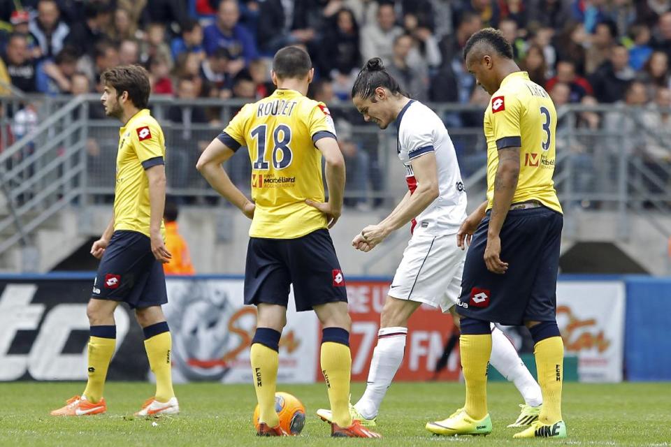 Paris Saint Germain's Edinson Roberto Cavani, second right, celebrates after he scored a goal against Sochaux during their French League One soccer match in Sochaux, eastern France, Sunday, April 27, 2014. (AP Photo/Laurent Cipriani)