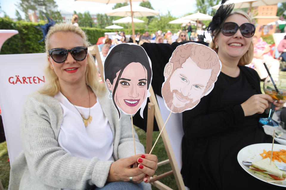 <p>Auch in Deutschland gibt es Public Viewing Partys wie hier in Berlin, samt Snacks, schicken Hüten und Fanartikeln. (Bild: Getty Images) </p>