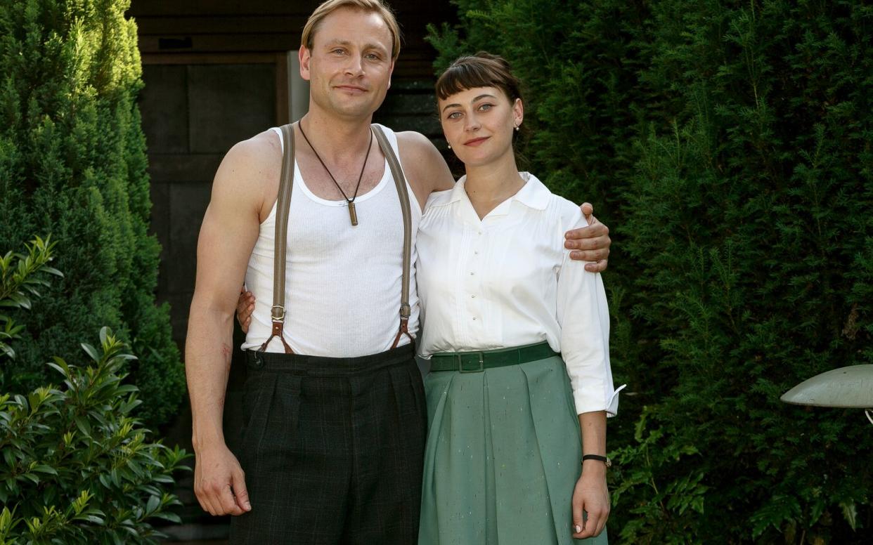 Max Riemelt und Mercedes Müller übernehmen zwei der Hauptrollen in der neuen Mini-Serie "Bonn". (Bild: ARD / Kai Schulz)