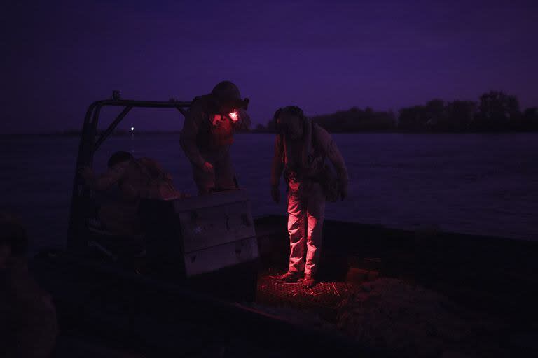 Soldados de las Fuerzas de Operaciones Especiales de Ucrania revisan un barco ruso que capturaron en el río Dniéper durante una misión nocturna en la región de Kherson, Ucrania. (AP/Felipe Dana)