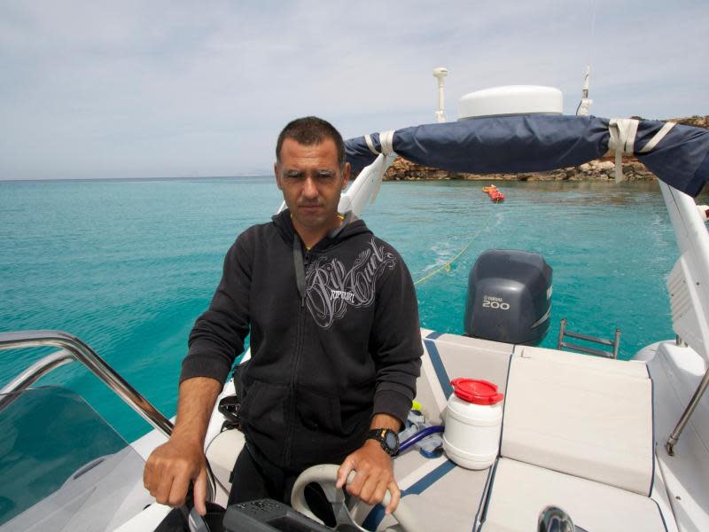 Asier Fernández fährt die Touristen mit seinem Boot aufs Meer hinaus und zeigt ihnen auch Espalmador, die kleine Schwesterinsel Formenteras. Foto: Stefan Weißenborn