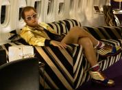 2019 sah man einen weiteren Jungstar, der sich daran wagte, eine große Musiklegende zu verkörpern: In "Rocketman" spielt Taron Egerton den Pop-Exzentriker Elton John ... (Bild: Paramount Pictures)