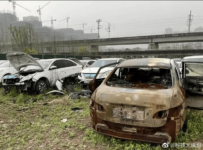 <strong>大陸多地城市都能看到上千輛棄置的「電動車墳場」奇景。（圖／翻攝微博）</strong>