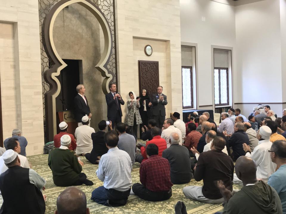 Virginia Democratic gubernatorial candidate Ralph Northam addresses worshippers at a mosque after Friday prayers. (Photo: HuffPost/Igor Bobic)