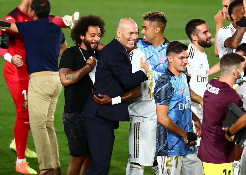 Foto del jueves del DT del Real Madrid, Zinedine Zidane, celebrando con sus futbolistas tras la obtención de la liga española de fútbol