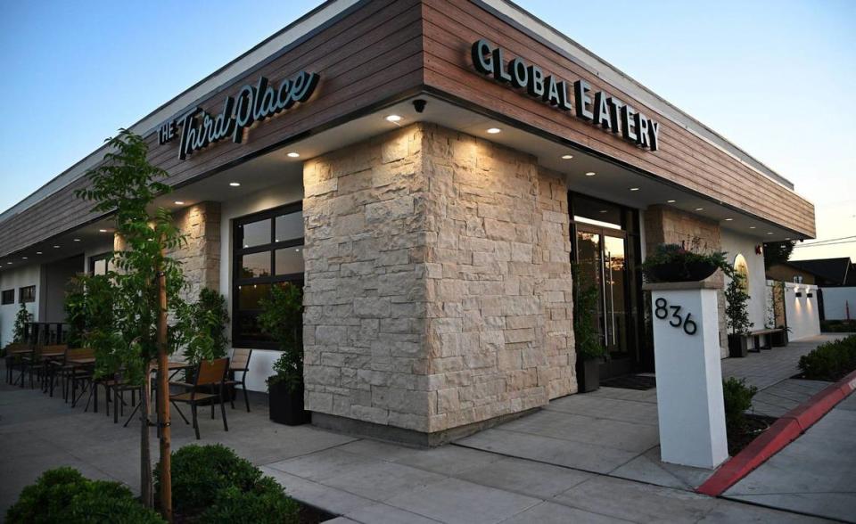 El chef Rob Vieira y Andrew Penn abrieron Third Place Global Eatery en el antiguo restaurante mexicano Franco's de Pollasky Avenue, en Clovis.