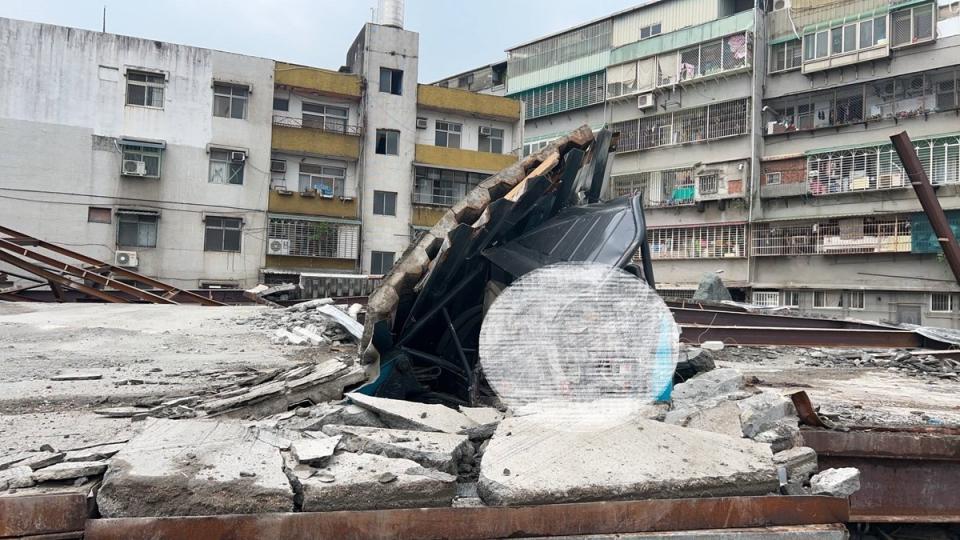 30日台北市士林區福港街一處工地拆除作業地基下陷，駕駛小山貓的越南籍工人遭壓死在駕駛座上。    圖：讀者提供