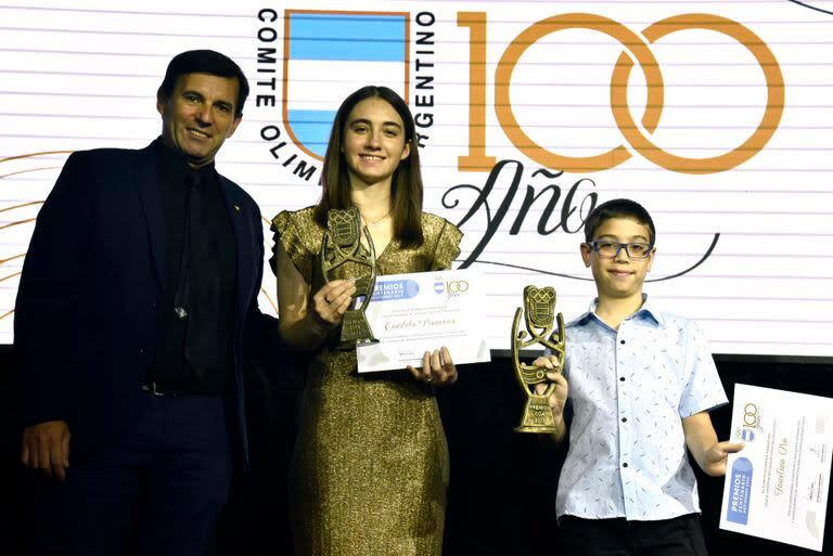 El campeón olímpico Walter Pérez, junto a los ajedrecistas Candela Francisco y Faustino Oro