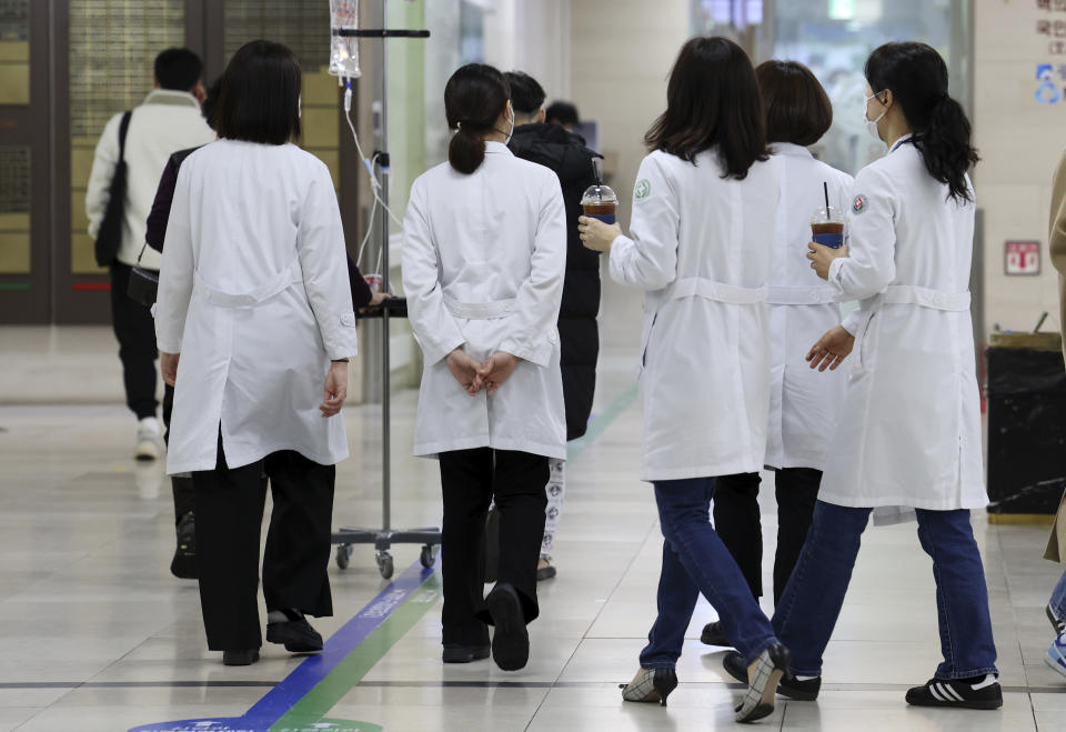 Trabajadores sanitarios, en un hospital en Gwangju, Corea del Sur, el 19 de febrero de 2024. (Chun Jung-in/Yonhap vía AP)