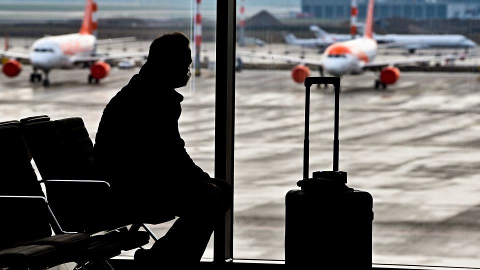 Ein Reisender wartet im Sicherheitsbereich im Terminal 1 des BER auf seinen Abflug.