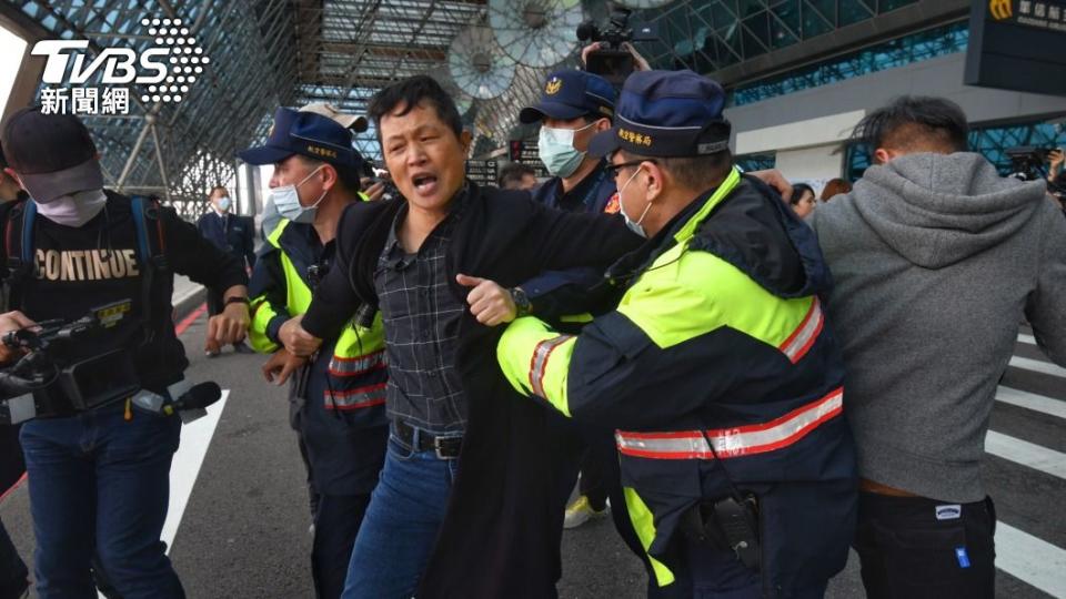 台灣國嗆馬群眾被警方推離二航廈。（圖／胡瑞麒攝）