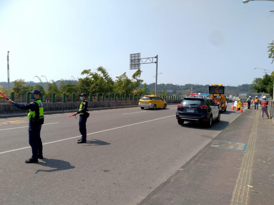 和平警分局前往公告警戒區域谷關七雄等多處登山口拉起封鎖線，禁止民眾進入。（記者陳金龍翻攝）