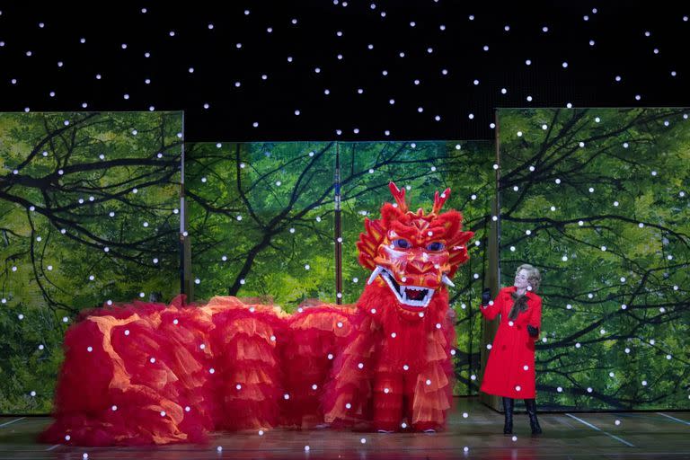 Renée Fleming como Pat Nixon, enfrenta el poderío de China