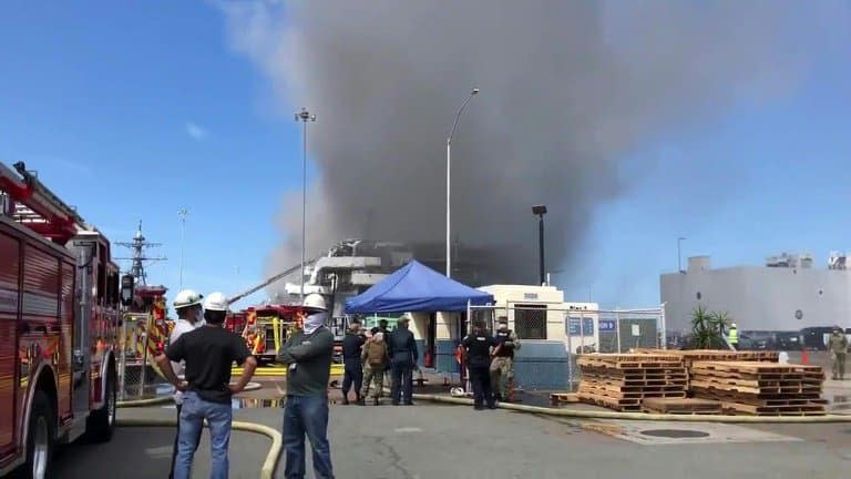 Incendie à bord du navire militaire américain USS Bonhomme Richard dans la base navale de San Diego, en Californie, le 12 juillet 2020 - Handout © 2019 AFP