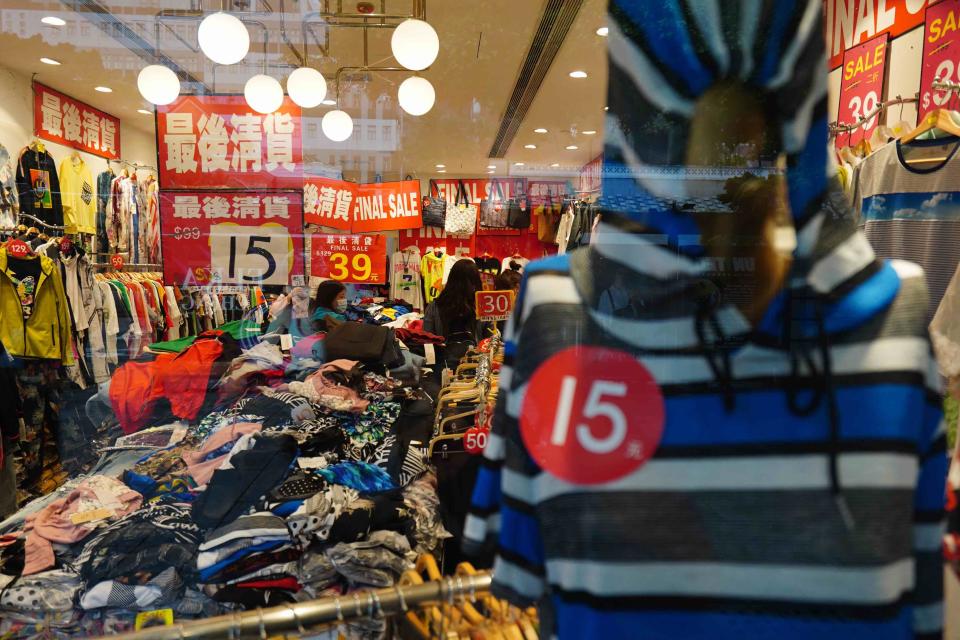 現時柏麗大道不少店舖為服裝散貨場，有服裝店售價低至每件15元散貨。