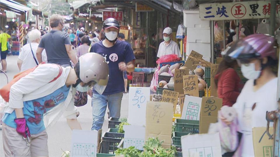 自治會自購3公尺長「噴霧式消毒通道」 　進福和市場買菜全身通通消毒