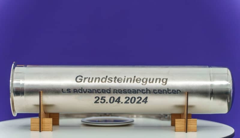 The time capsule for the laying of the foundation stone is ready. The pharmaceutical and chemical company Merck is investing more than 300 million euros in a new research center at its headquarters in Darmstadt. Andreas Arnold/dpa