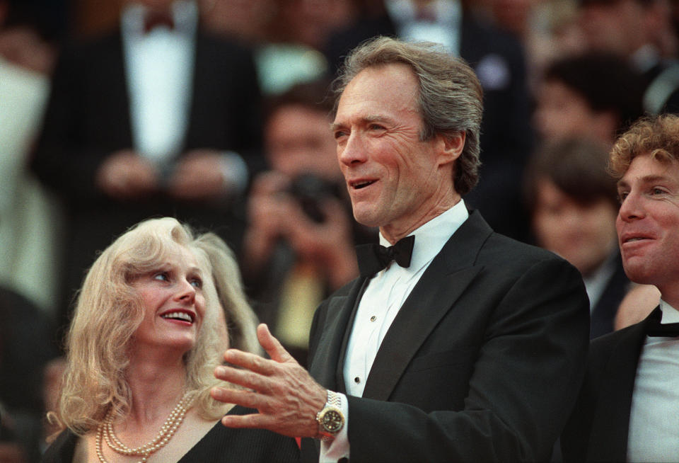 Clint Eastwood y su esposa Sandra Locke en el Festival de Cannes de 1988. (Photo by - / AFP) (Photo by -/AFP via Getty Images)