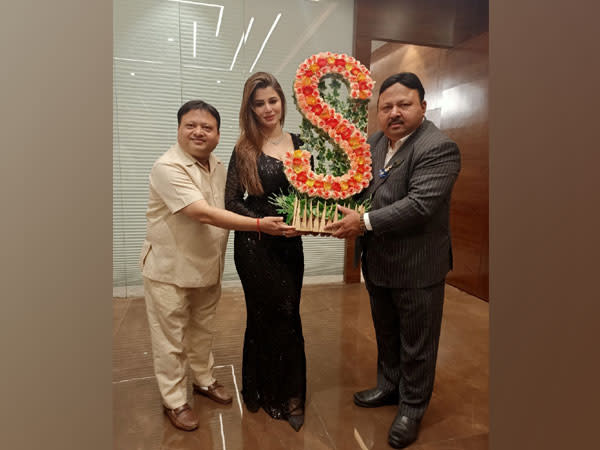 (R-L) Sanjeev Kumar Gupta, Owner and CMD, Summercool along with Kainaat Arora and Rajeev Gupta, MD, Summercool