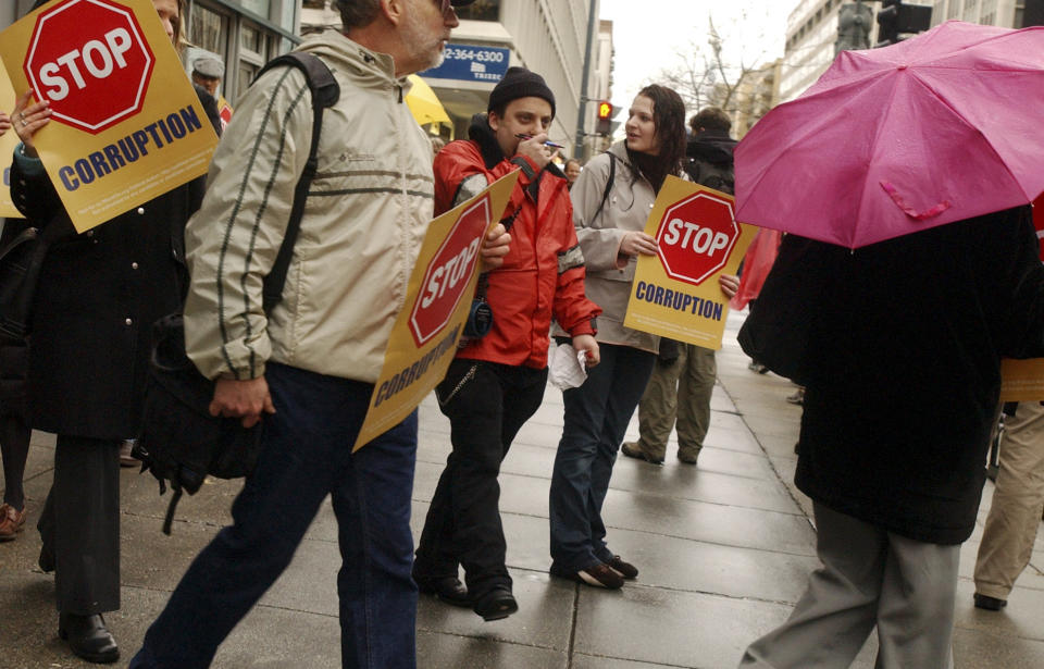 Scott Goodstein&nbsp;(center) participates in a January 2006 rally organized&nbsp;by MoveOn.org Political Action as part of a nationwide anti-corruption campaign. (Photo: Tom Williams/Roll Call/Getty Images)