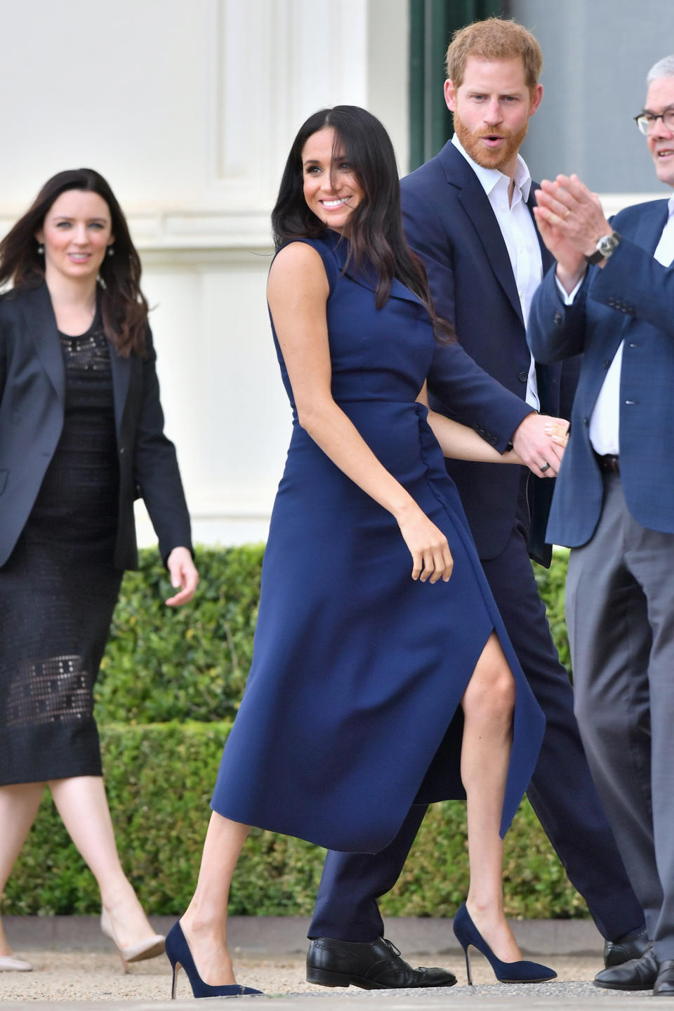 <p>Para la ocasión ella lució un vestido azul marino con drapeado en el frente que destaca su sección media.<br>Getty </p>