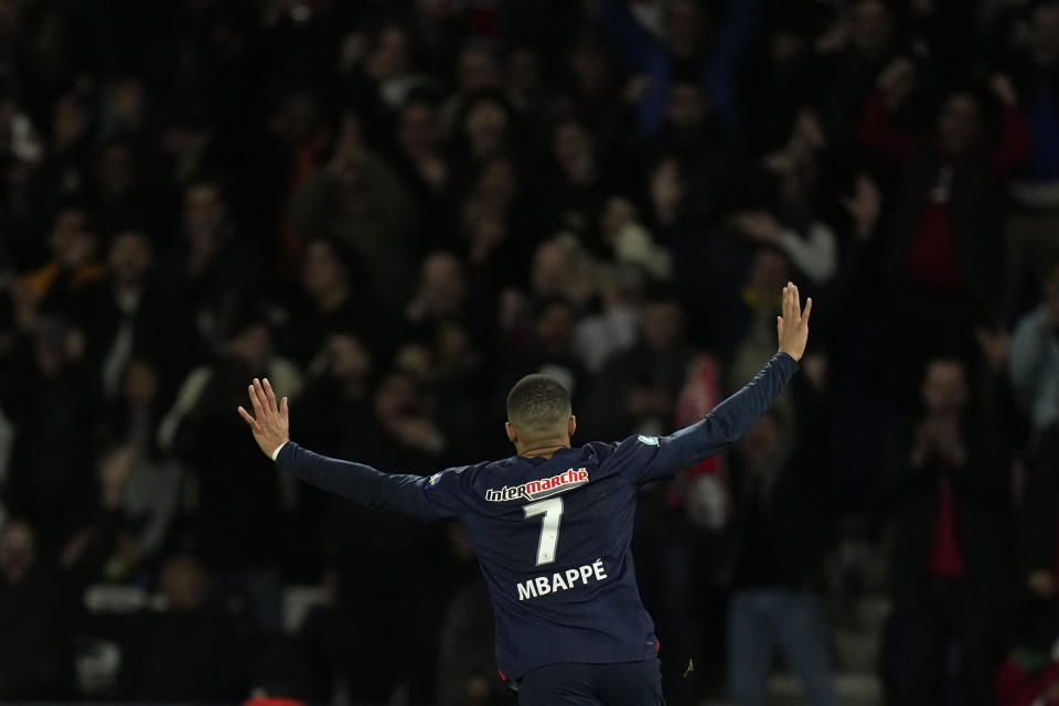 Kylian Mbappé del Paris Saint-Germain celebra tras anotar el primer gol ante Rennes en las semifinales de la Copa de Francia, el miércoles 3 de abril de 2024. (AP Foto/Thibault Camus)