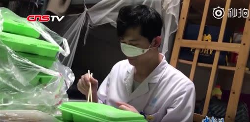 醫護人員使用鼻罩吃飯。（圖／翻攝自微博）