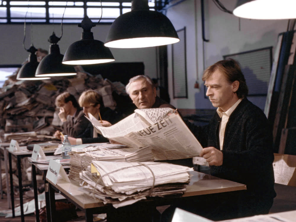 Leutnant Grawe (Andreas Schmidt-Schaller, r.) und Hauptmann Beck (Günter Naumann, 2.v.r.) bei der Recherche von Handschriften im "Polizeiruf 110: Der Kreuzworträtselfall". (Bild: MDR/DRA/Wolfram Zeuch)