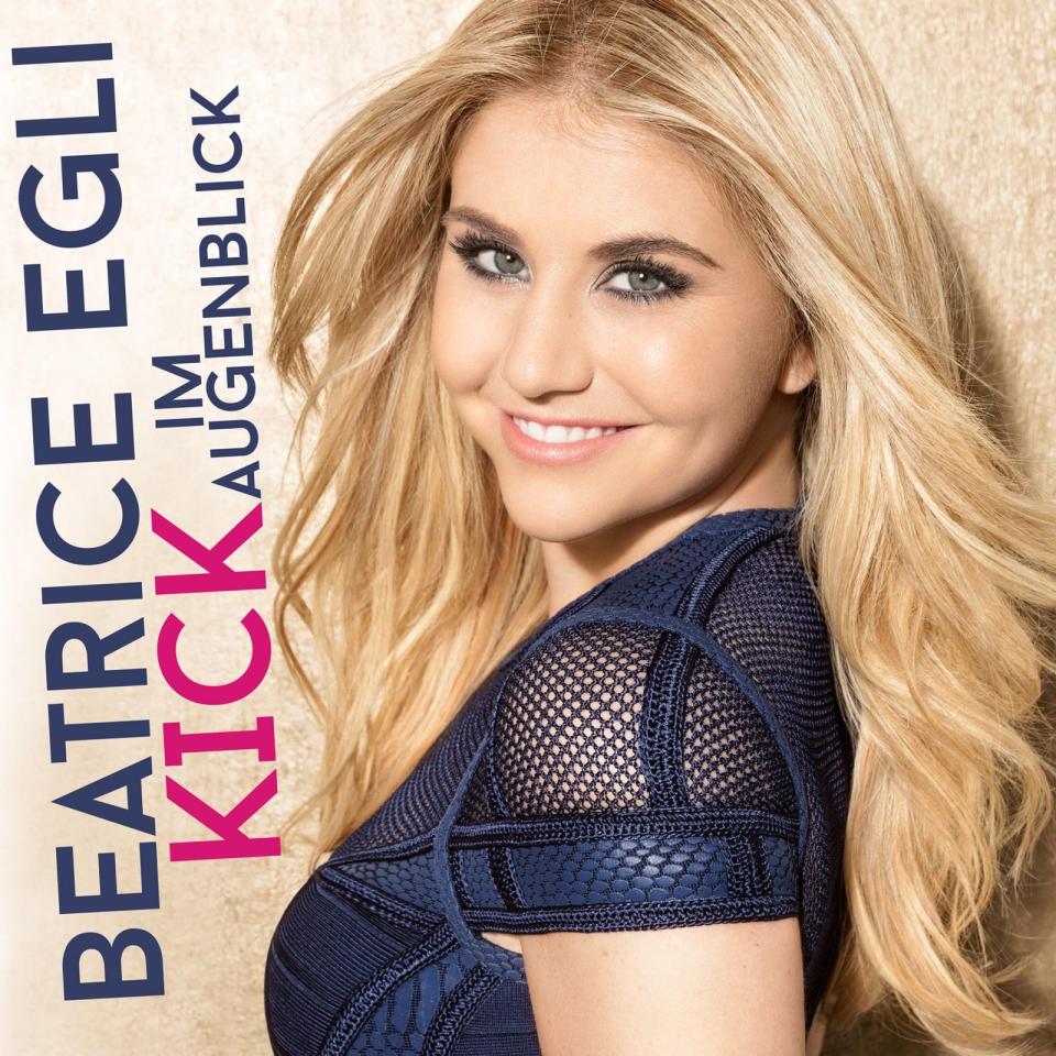 "Kick im Augenblick" heißt das 2016er-Album der Schweizerin Beatrice Egli. Der natürliche Charme, der aus dem Cover spricht, suggeriert: "Ich bin das nette Mädel von nebenan". Der Identifikationsfaktor ist maximal. (Bild: Universal)