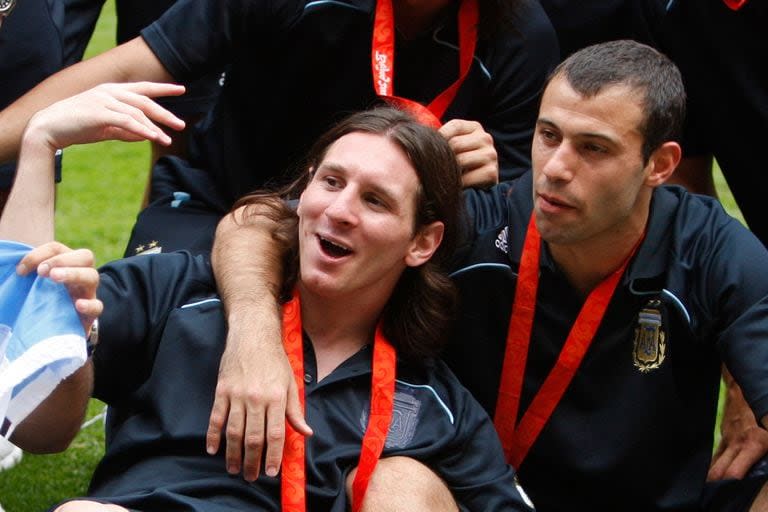 Javier Mascherano y Lionel Messi festejan la medalla dorada ganada en Beijing 2008