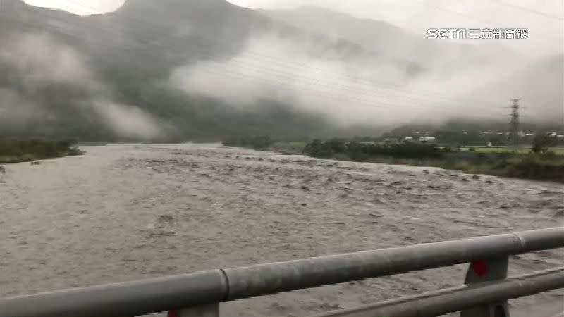 日前花蓮地區連日豪雨不斷，導致山區土石鬆落。