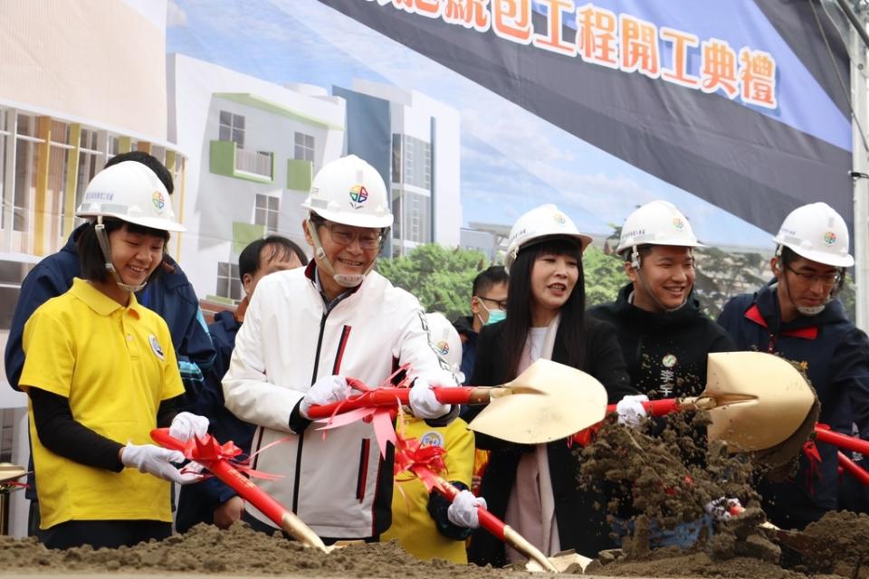 《圖說》陳純敬副市長（左2）、地方民意代表及校方等人手持金鏟動土，期許工程如期如質完工。〈工務局提供〉