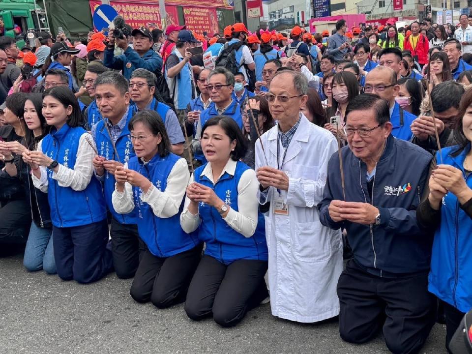 白沙屯媽祖鑾轎首度進入雲林縣政府，縣長張麗善跪地流淚祈求媽祖能庇佑雲林，翻轉未來。（圖：張麗善臉書）