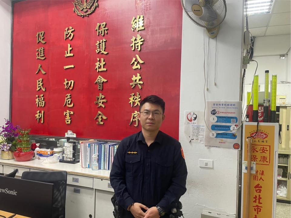 華江派出所警員鍾育致化身大力士解決貨車駕駛困境。（圖/記者 張泓笙翻攝）