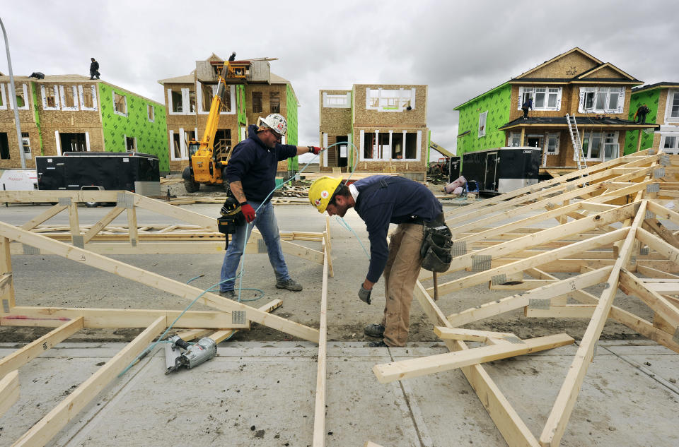 Construction workers works on building new homes in Calgary, Alberta, May 31, 2010.  Gross domestic product grew at a 6.1 percent annual rate, the biggest jump since the fourth quarter of 1999, and by 1.5 percent compared with the fourth quarter of last year, Statistics Canada said on Monday. REUTERS/Todd Korol  (CANADA - Tags: BUSINESS)