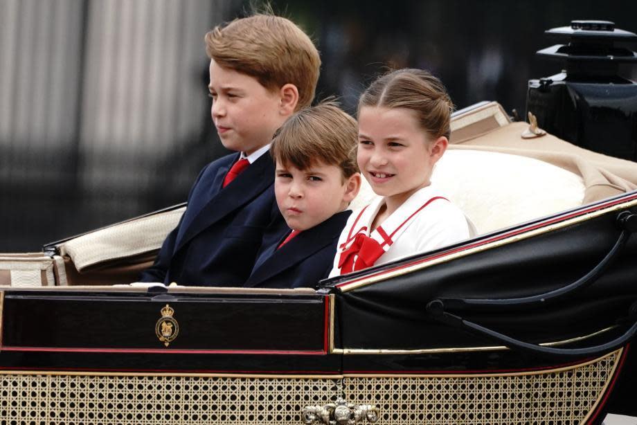 夏綠蒂公主（右起）、路易王子、喬治王子與凱特王妃、王后卡蜜拉一起坐馬車。（翻攝The Royal Family官網）