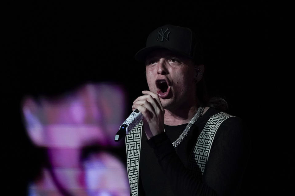 El cantante mexicano Peso Pluma durante su concierto el el Foro Sol de la Ciudad de México el sábado 11 de noviembre de 2023. (Foto AP/Aurea Del Rosario)