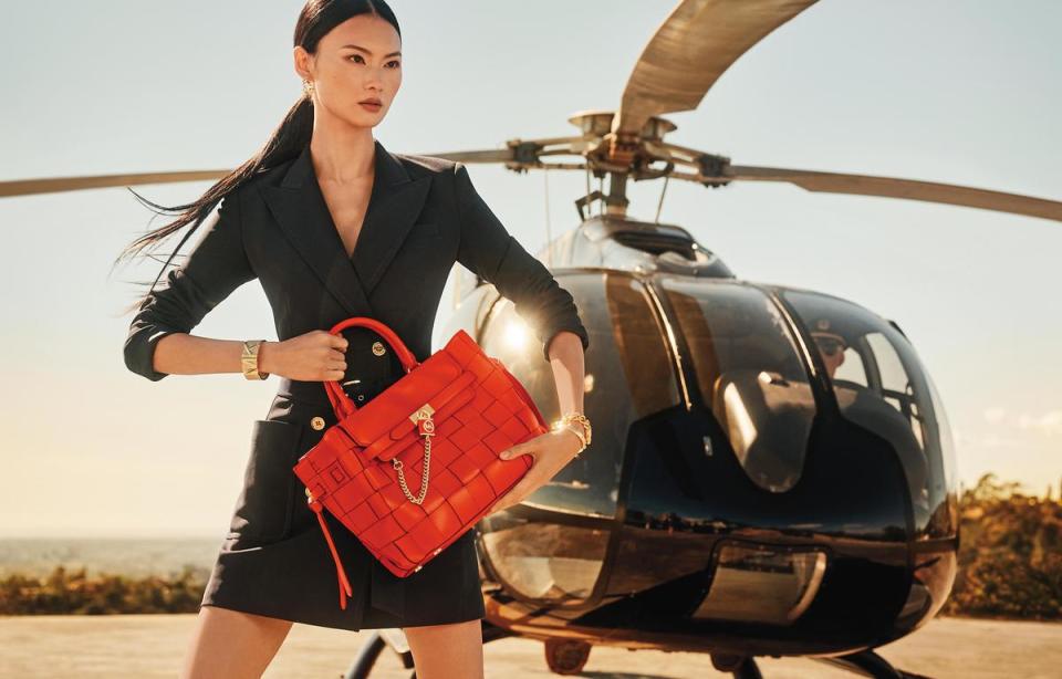 Michael Kors 2023春夏系列形象廣告，中國大陸名模賀聰也一同拍攝。（Michael Kors提供）