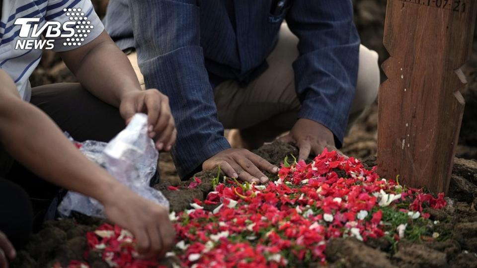 圖／達志影像美聯社，獻上一捧花瓣，希望逝者一路好走。