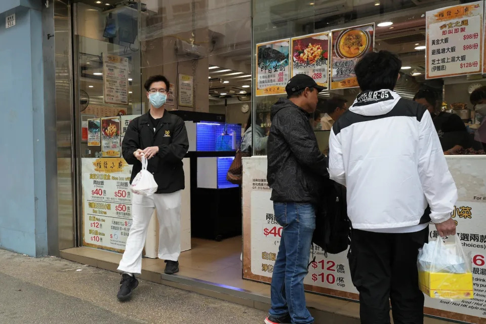 《Yahoo新聞》記者在午膳時份到油麻地區兩餸飯店外，詢問食客對預算案的看法，大多不滿政府停派消費券。