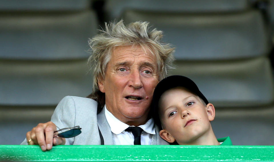 Rod Stewart auf der Tribüne mit Sohn Aiden während des Rückspiels der dritten Qualifikationsrunde der UEFA Champions League im Celtic Park, Glasgow.  (Foto von Jane Barlow/PA Images über Getty Images)