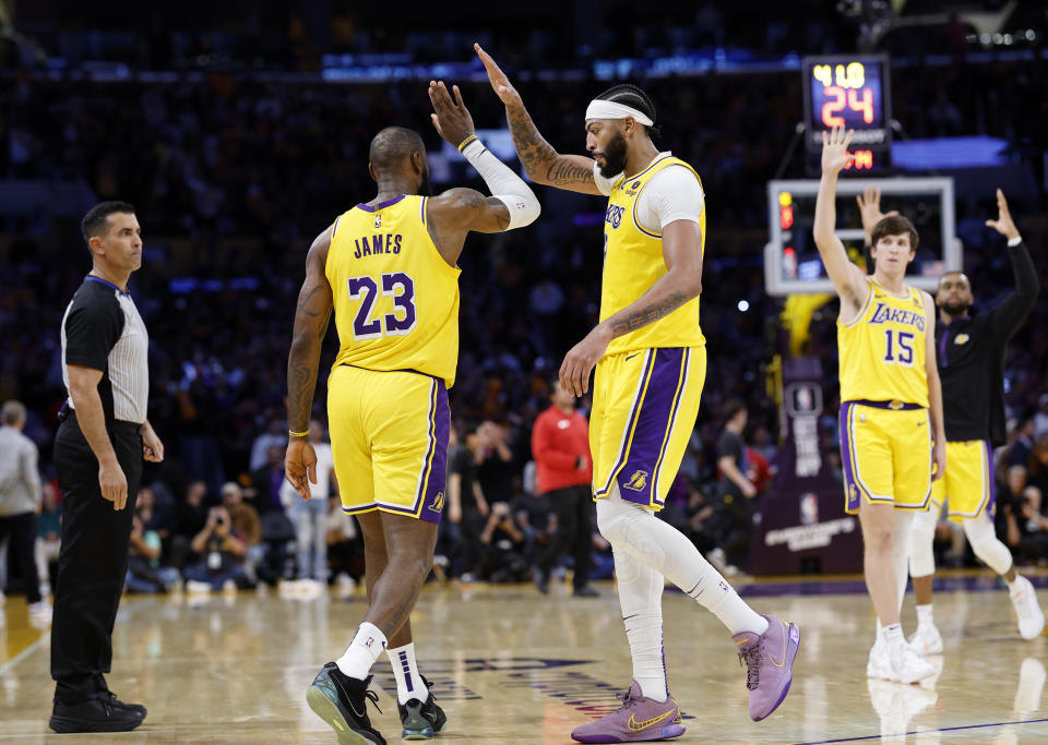 靠著LeBron James與Anthony Davis聯手，湖人本季首勝終於開張。（NBA Photo by Kevork Djansezian/Getty Images）