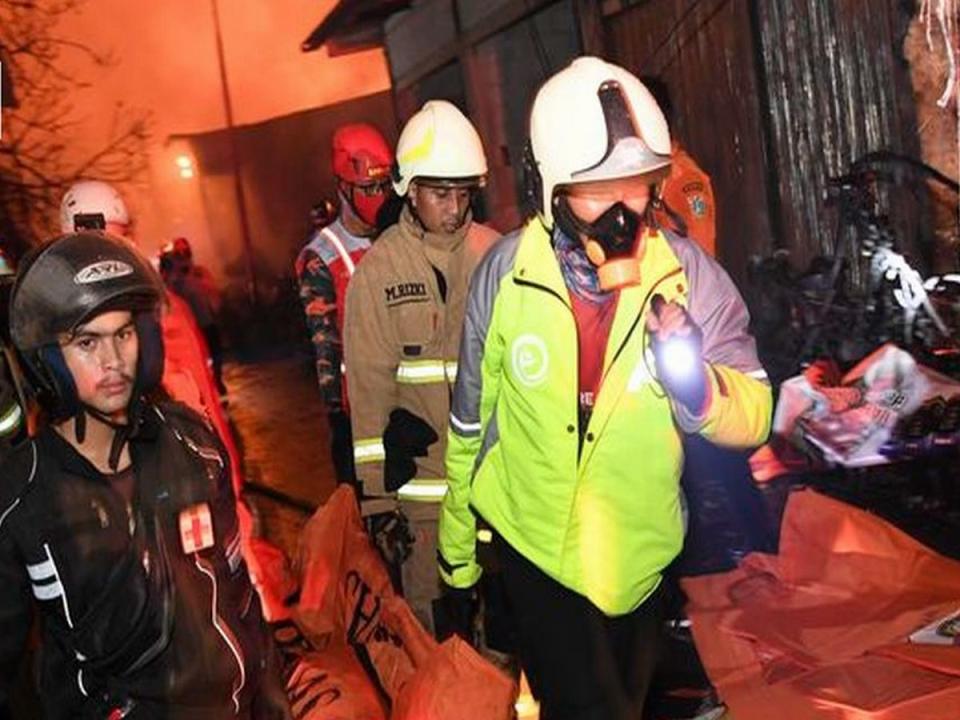 印尼發生油庫爆炸，至少已有17人罹難。（圖：翻攝自印尼羅盤報）