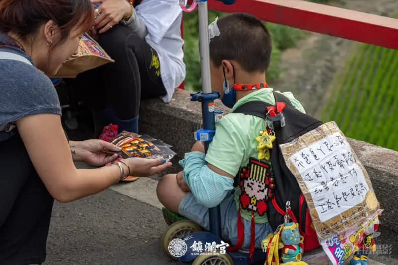 ▲信徒將個人心願寫在背上，祈求媽祖賜福。（圖／翻攝大甲鎮瀾宮臉書，2024.04.08）